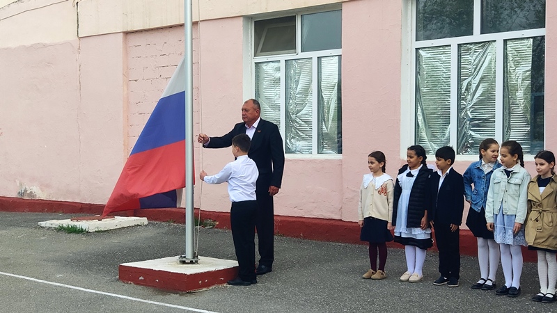 Поднятие Государственного флага Российской Федерации.