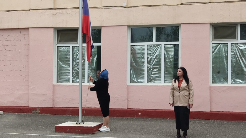 Торжественная линейка, посвященная поднятию Государственного флага Российской Федерации.