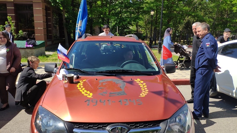 Городской автопробег, конкурс рисунков на автомобилях «Поклонимся великим тем годам».